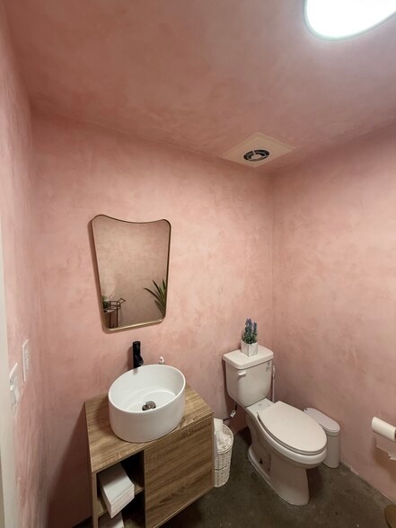 More Photos Of 27-47 S Oak St, Ventura Storefront For Lease