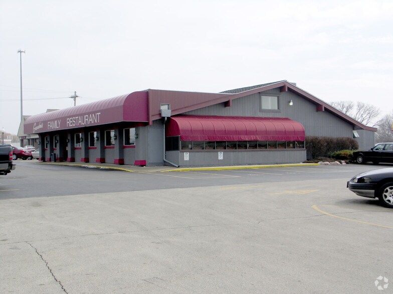 More Photos Of 342-380 W Chrysler Dr, Belvidere Storefront For Sale