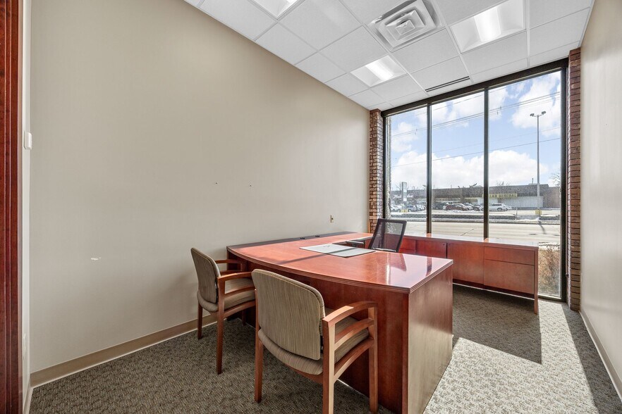 More Photos Of 3414 Mount Vernon Rd SE, Cedar Rapids Office For Sale