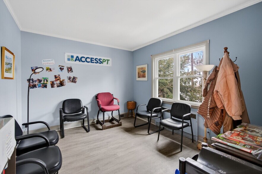 More Photos Of 111 Maiden Ln, Kingston Medical For Sale