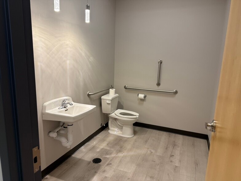 More Photos Of 211 Sioux Point Rd, Dakota Dunes Office For Lease