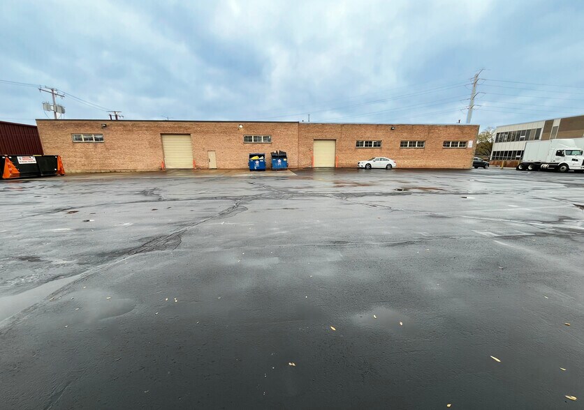 More Photos Of 539 W Algonquin Rd, Arlington Heights Warehouse For Sale