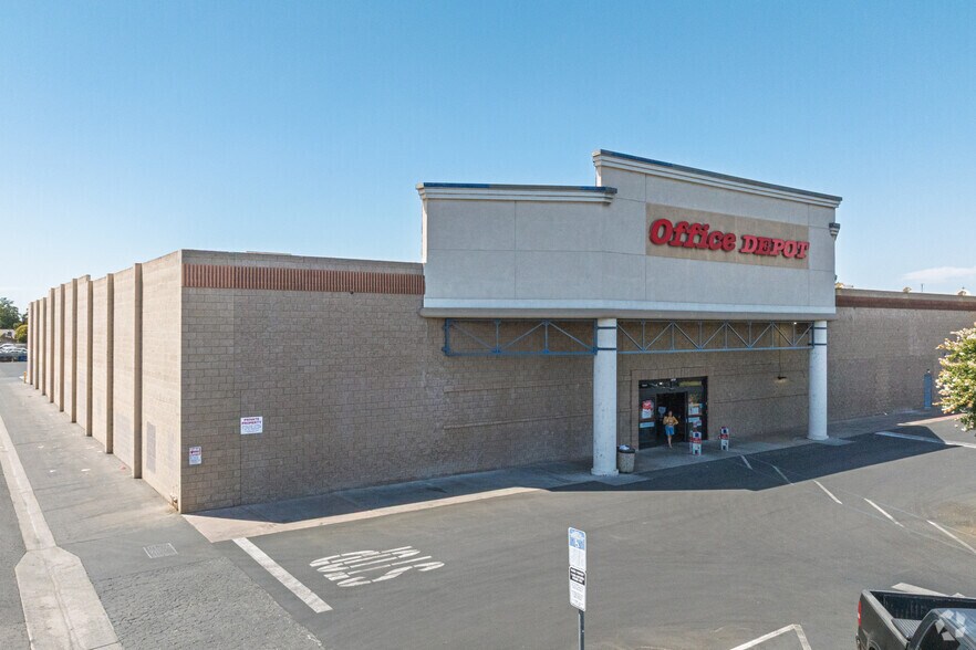 More Photos Of 2313-2425 S Mooney Blvd, Visalia Storefront For Lease