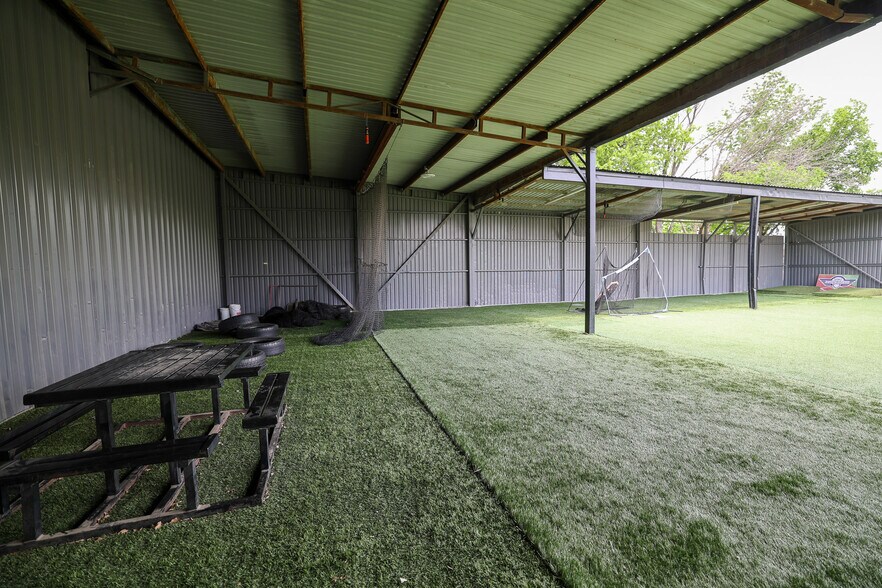 More Photos Of 415 Topeka Ave, Justin Industrial For Sale