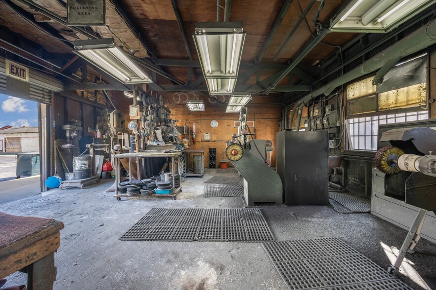 More Photos Of 2455 E 52nd St, Los Angeles Warehouse For Sale