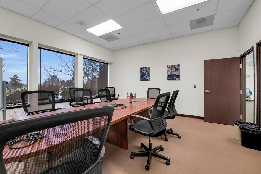 More Photos Of 39340 Country Club Dr, Farmington Hills Light Manufacturing For Lease