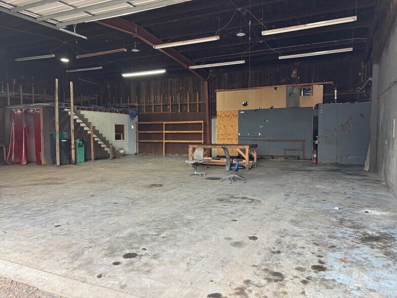 More Photos Of 1913 S Gordon St, Alvin Freestanding For Lease