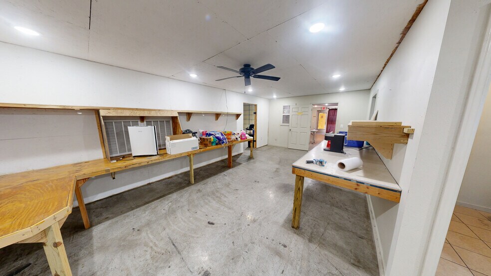 More Photos Of 413 Albano Dr, Springdale Warehouse For Lease