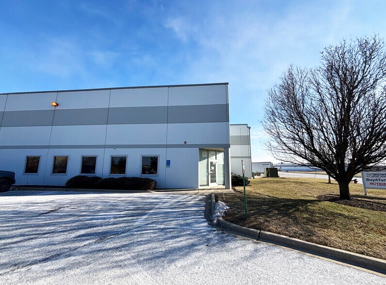 More Photos Of 1227-1229 Lakeside Dr, Romeoville Warehouse For Lease