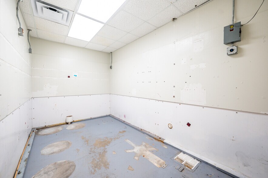 More Photos Of 1105 Avenue H, Bay City Medical For Sale