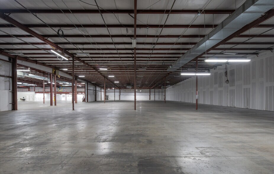 More Photos Of 8801 Corporate Square Ct, Jacksonville Warehouse For Lease