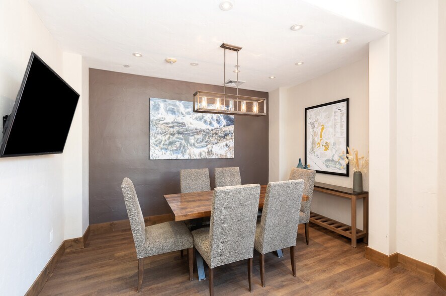 More Photos Of 136 E Thomas Pl, Beaver Creek Hotel For Lease