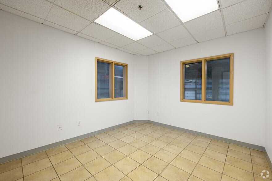More Photos Of 8800 Venture Av SE, Calgary Warehouse For Lease