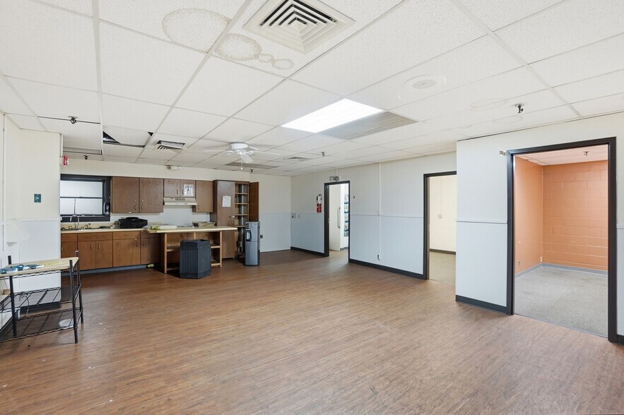 More Photos Of 110 W Leffel Ln, Springfield Service For Lease