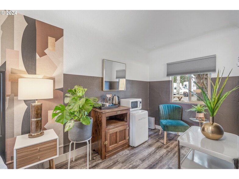 More Photos Of 1175 2nd St SE, Bandon Hotel For Sale