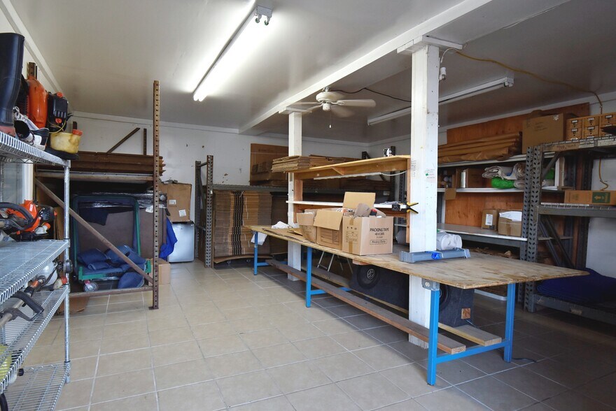 More Photos Of 1915 Sherwood Forest St, Houston Warehouse For Sale