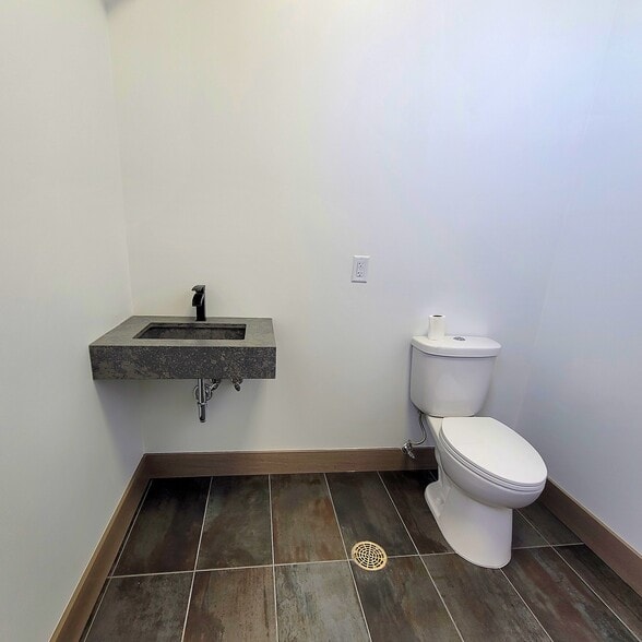 More Photos Of 2975 Heartland Dr, Grand Forks Flex For Lease