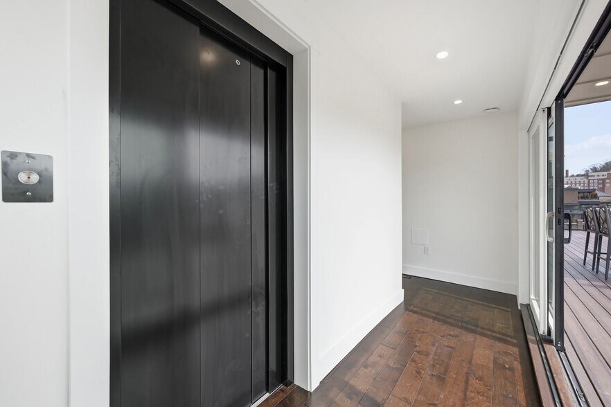 More Photos Of 443 Walnut St, Sewickley Flex For Sale