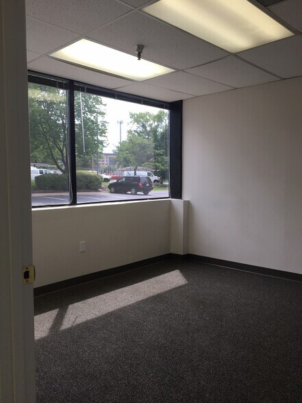 More Photos Of 503 Carlisle Dr, Herndon Flex For Lease