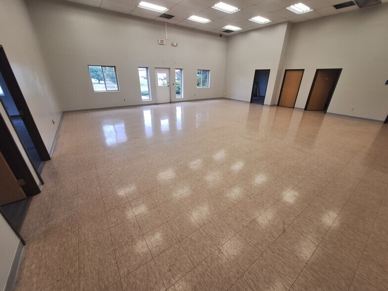 More Photos Of 922 40th St N, Fargo Warehouse For Lease