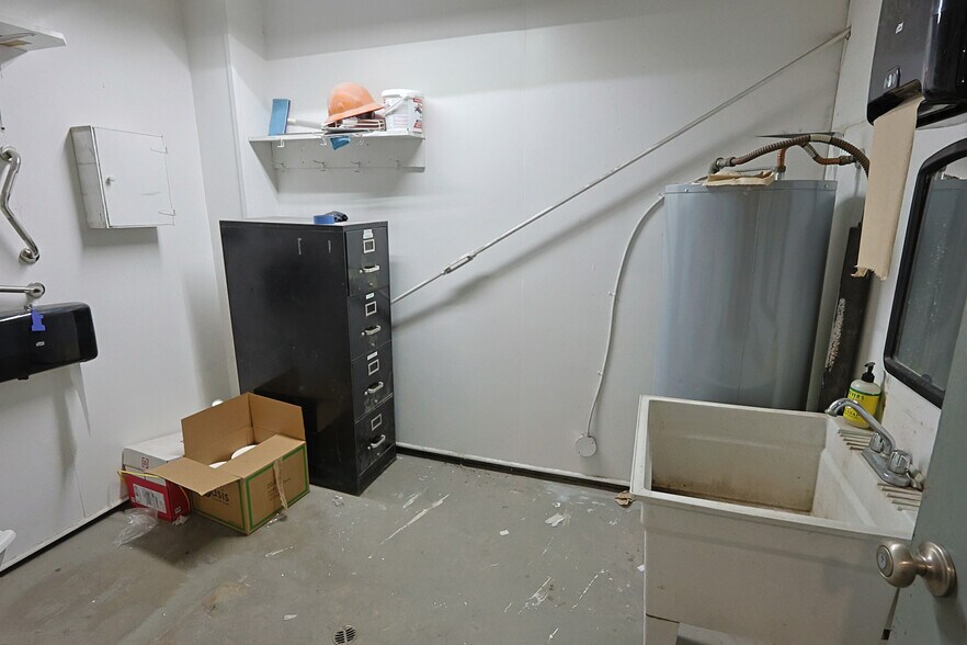 More Photos Of 390 N Front St, Coos Bay Industrial For Sale