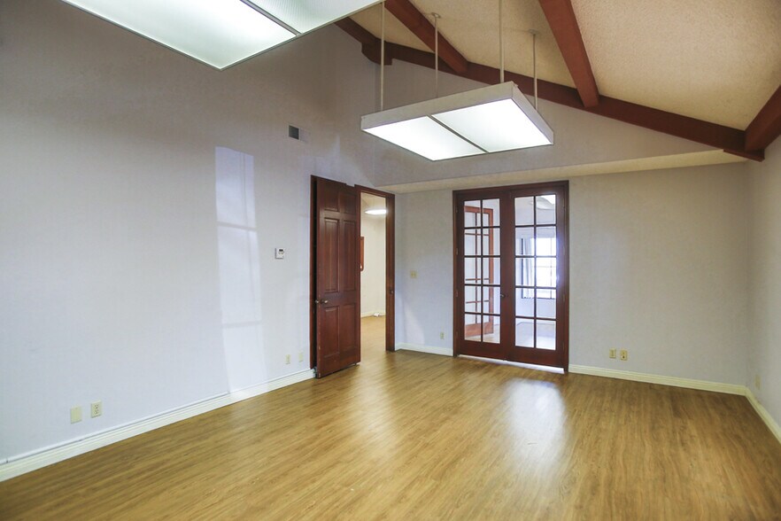 More Photos Of 1810 E 17th St, Santa Ana Medical For Lease