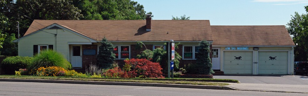 More Photos Of 530 Horseblock Rd, Farmingville Office For Sale