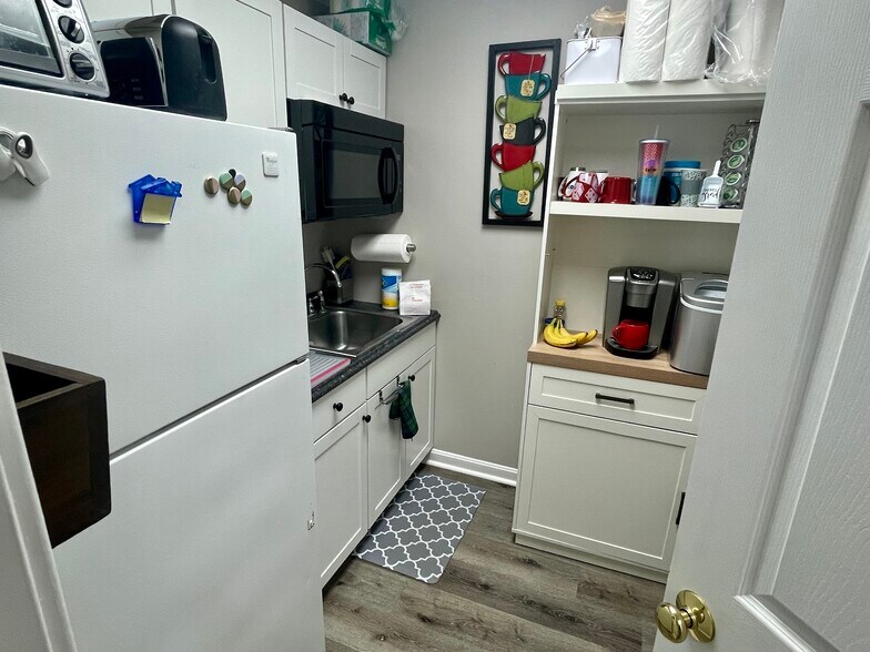 More Photos Of 10914 Patriot Hwy, Fredericksburg Storefront Retail Office For Lease