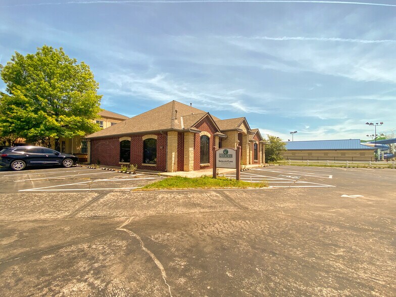 More Photos Of 2400 Palmer Cir, Norman Medical For Lease