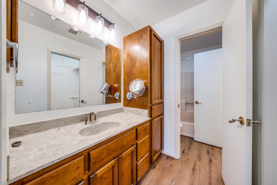 More Photos Of 7870 Broadway, San Antonio Medical For Sale