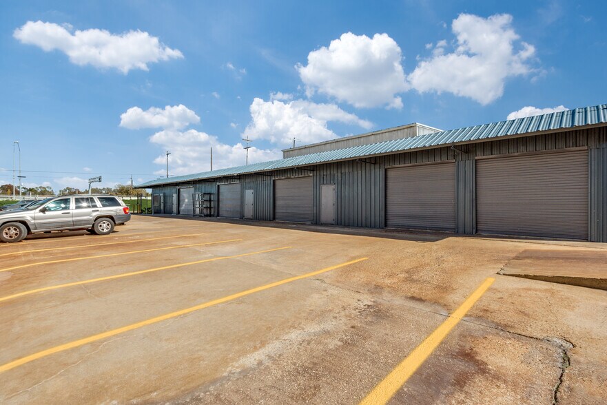 More Photos Of 10820 C F Hawn Fwy, Dallas Warehouse For Sale