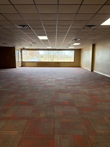 More Photos Of 901 E 9th St, Rochester Showroom For Sale