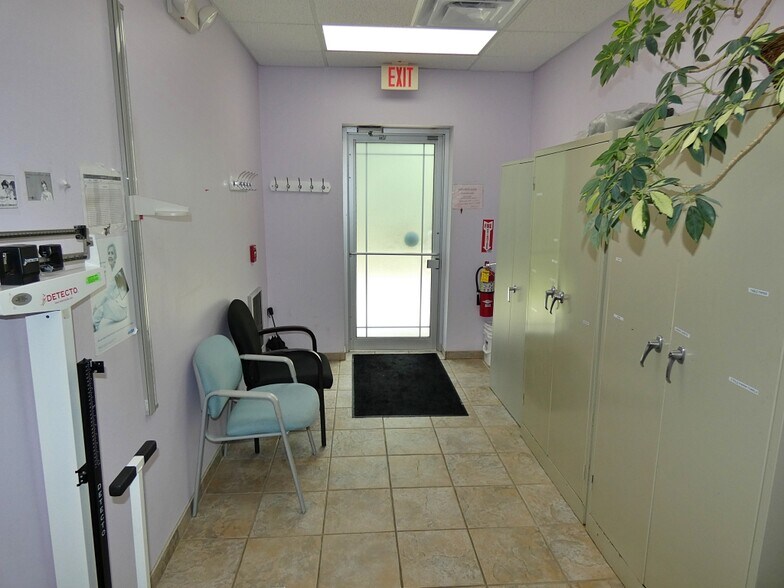 More Photos Of 6934 Elaine Dr, Niagara Falls Office For Sale