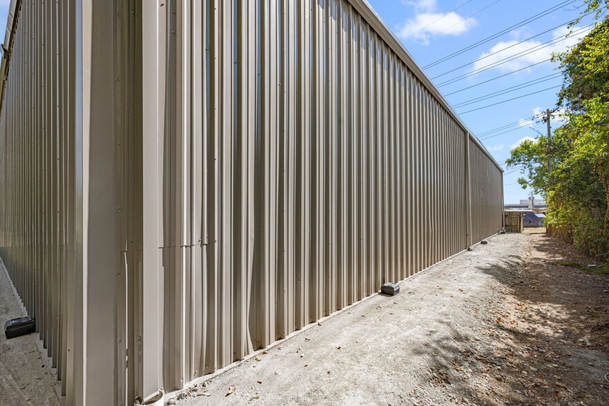 More Photos Of 2017 Lee Dr, Baytown Industrial For Lease