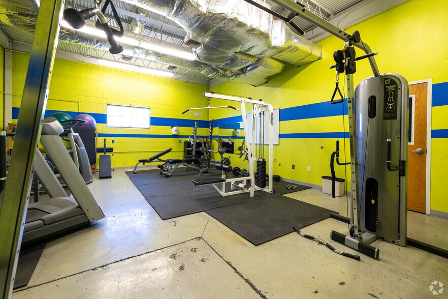 More Photos Of 825 W 6th St, Pueblo Light Distribution For Sale