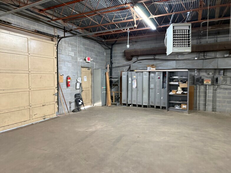 More Photos Of 900-920 W Fairfield Rd, High Point Warehouse For Lease