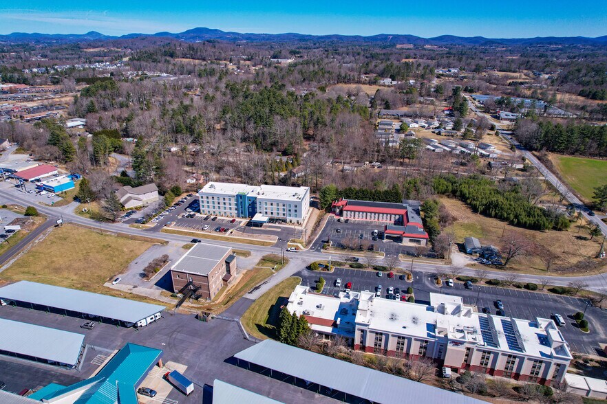 More Photos Of 135 Sugarloaf Rd, Hendersonville Freestanding For Sale