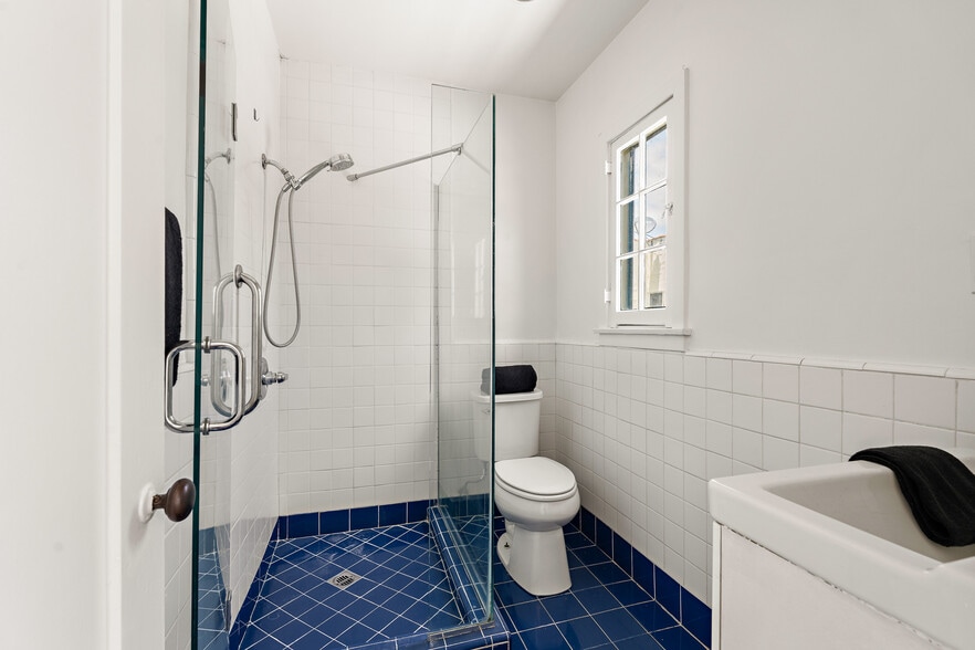 More Photos Of 1040 S Longwood Ave, Los Angeles Apartments For Sale