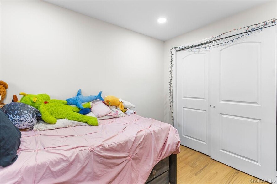 More Photos Of 305 4th Ave, Bay Shore Freestanding For Sale