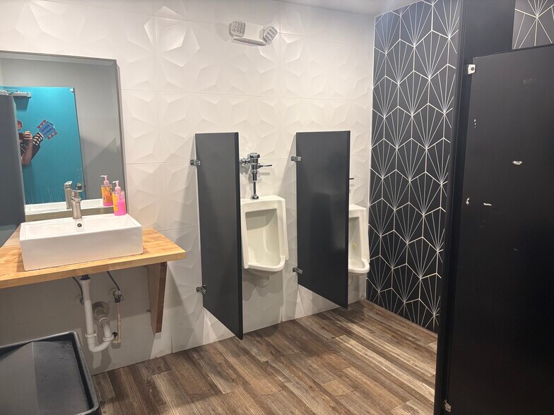 More Photos Of 925 N Semoran Blvd, Orlando Restaurant For Lease