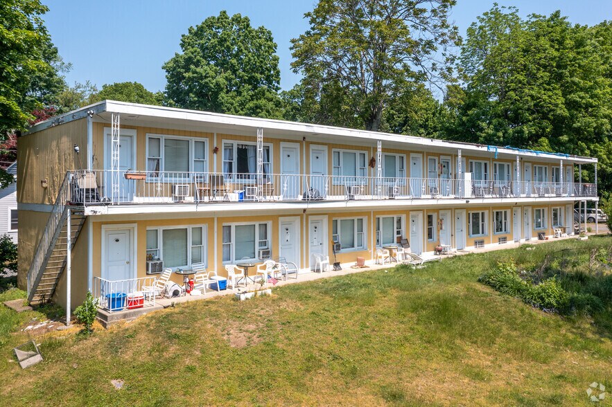 More Photos Of 7 Waterstone Rd, Greenwood Lake Hotel For Sale
