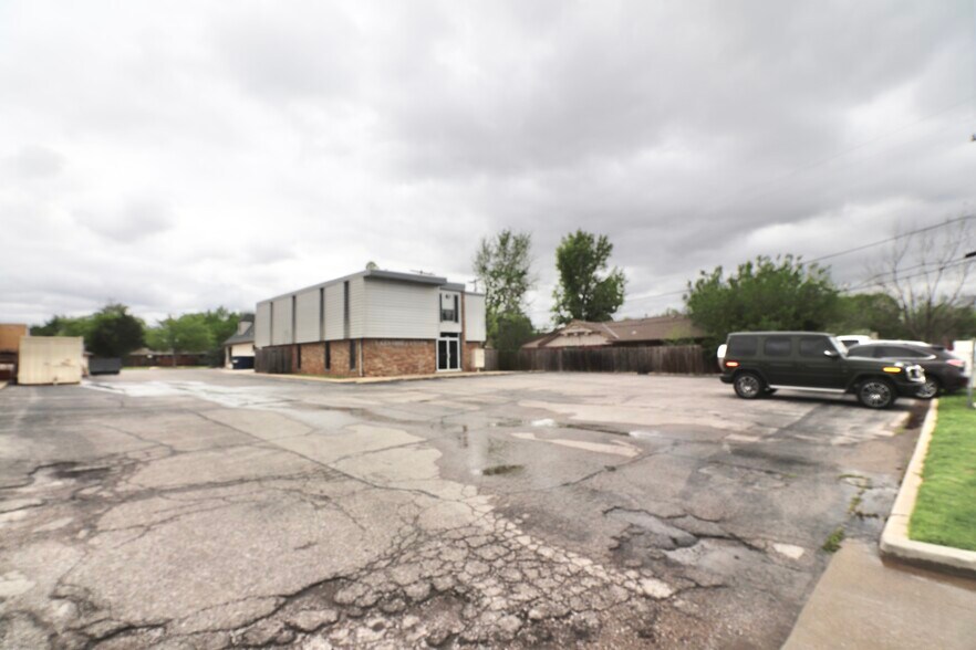 More Photos Of 2912 Lakeside Dr, Oklahoma City Office For Sale