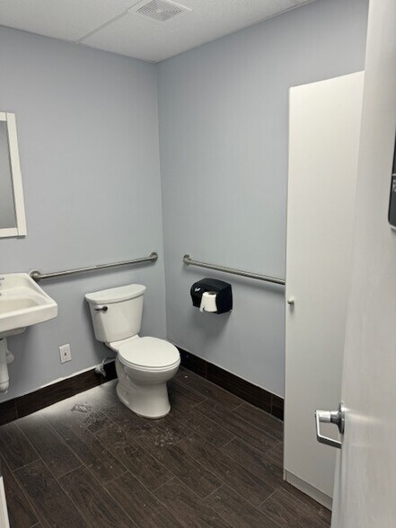 More Photos Of 1028 154th St, Whitestone Storefront Retail Office For Lease