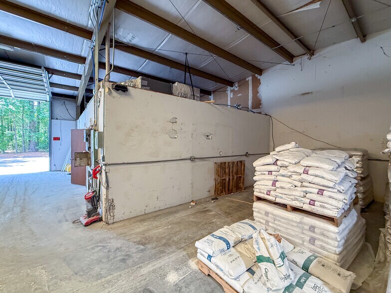 More Photos Of 4663 Franchise St, North Charleston Flex For Lease