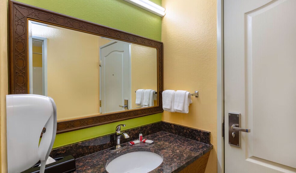 More Photos Of 10 Midway Rd, Eldon Hotel For Sale