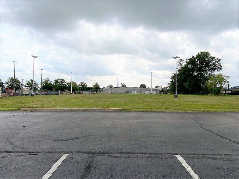 More Photos Of 3944-3952 N Gloster St, Tupelo Unknown For Lease