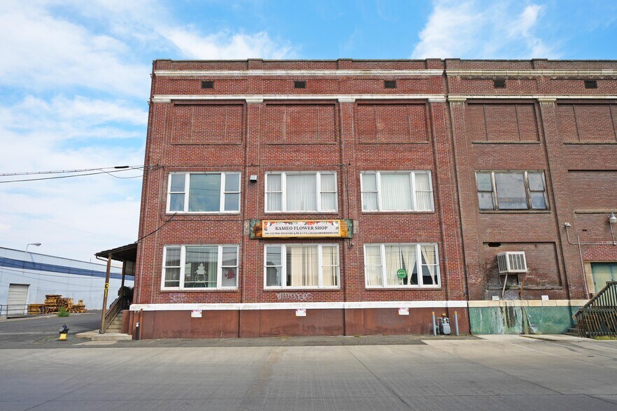 More Photos Of 31 N 1st Ave, Yakima General Retail For Sale