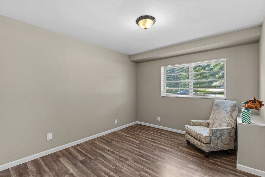 More Photos Of 10236 Halls Ferry Rd, Saint Louis Office For Sale