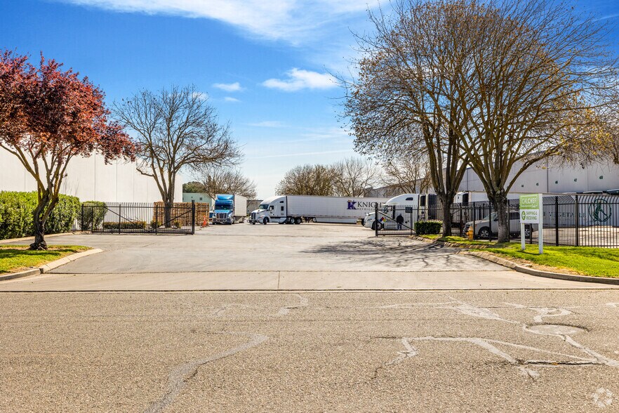 More Photos Of 4114 S Airport Way, Stockton Distribution For Lease