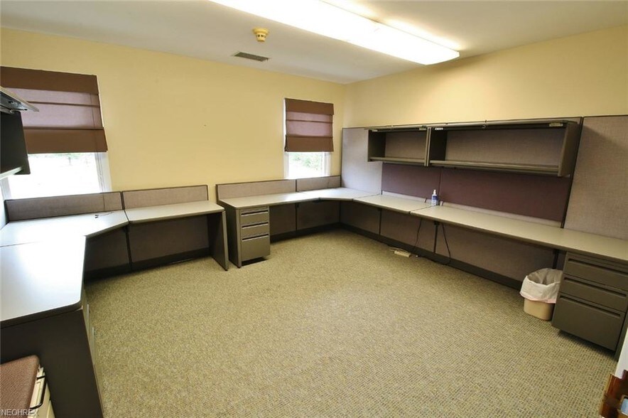 More Photos Of 172 S Friendship Dr, New Concord Medical For Sale